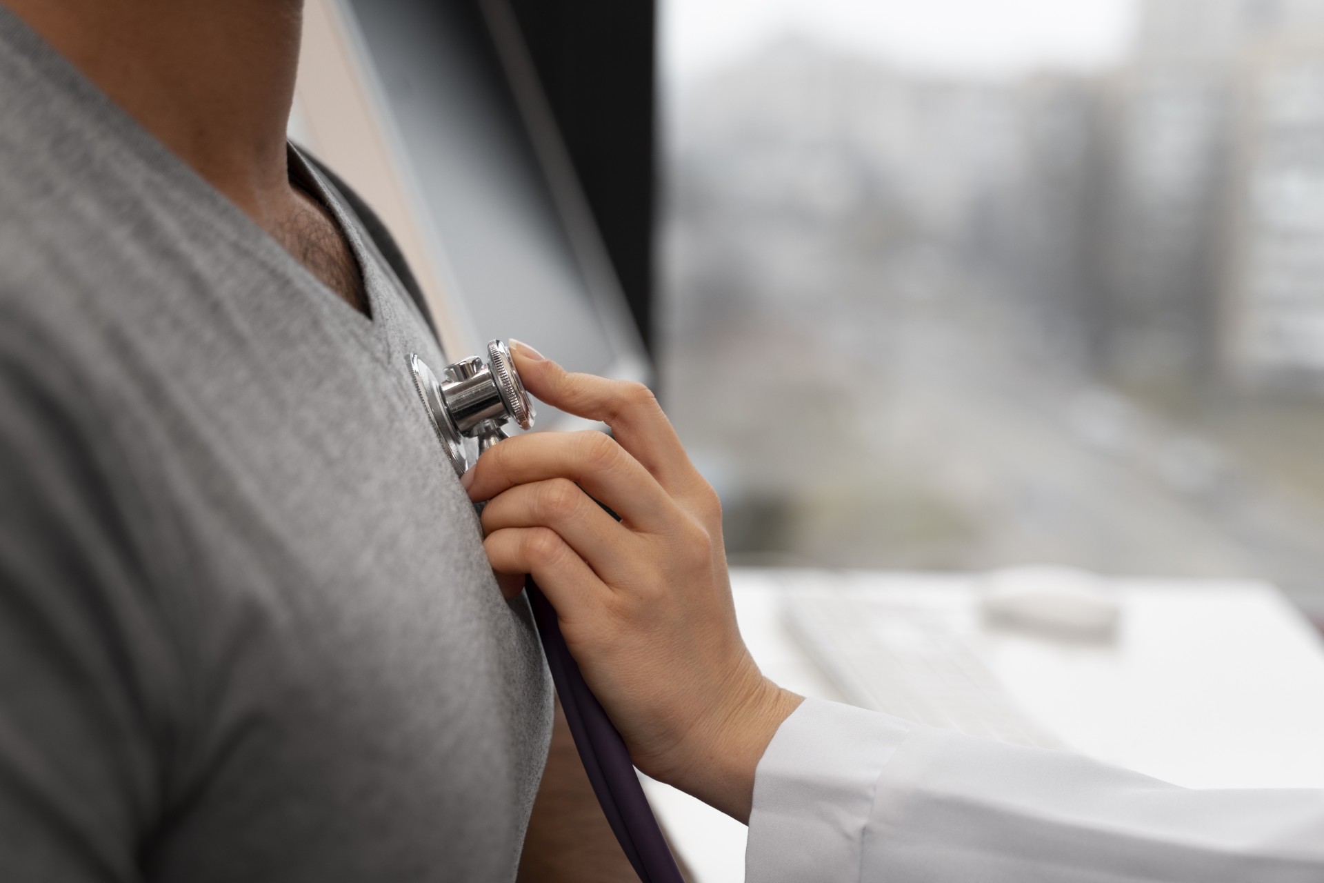 Cardiólogo en Málaga auscultando a un paciente en consulta